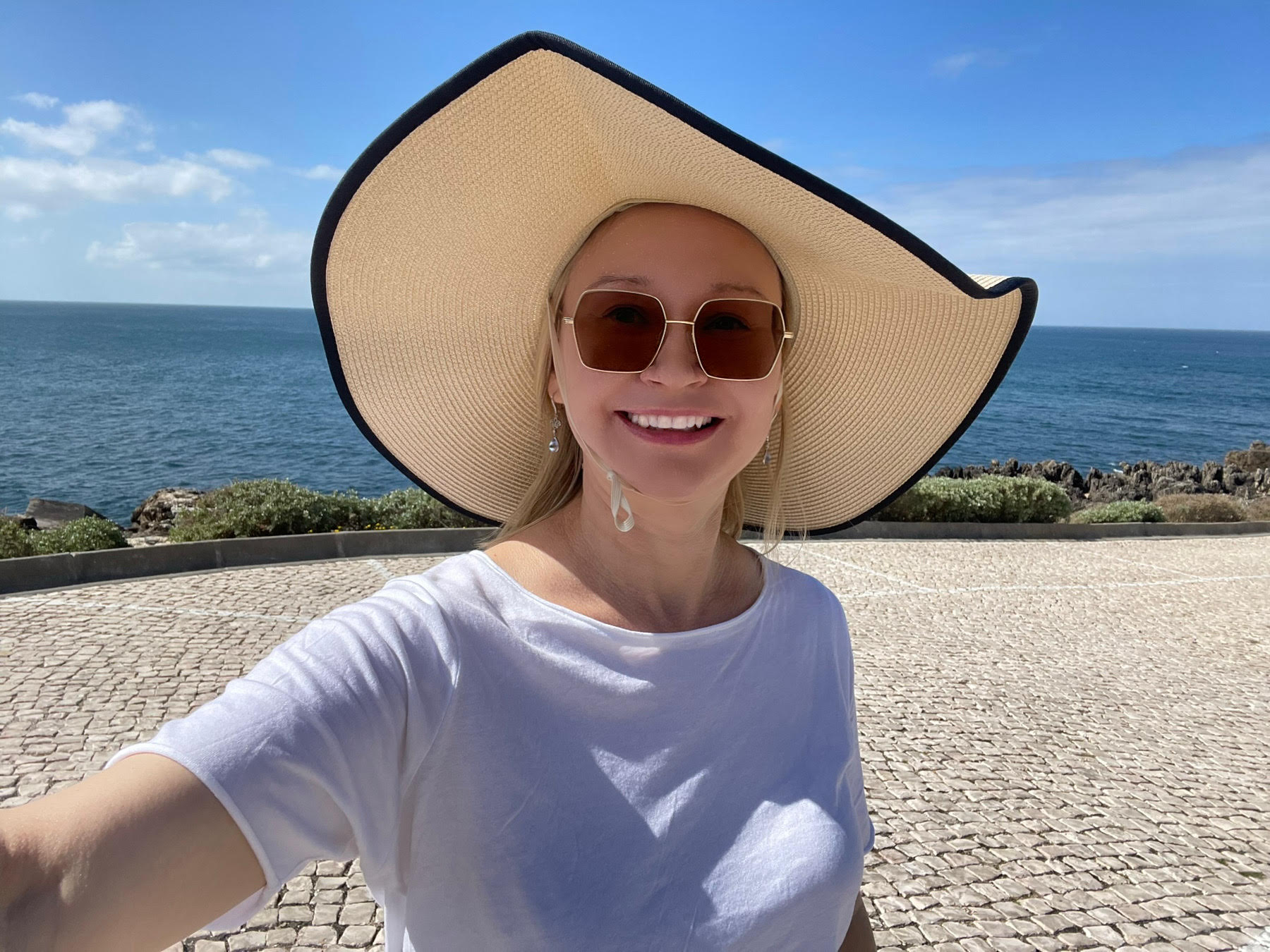 Sunny day on the Atlantic coast in Cascais, May 2025